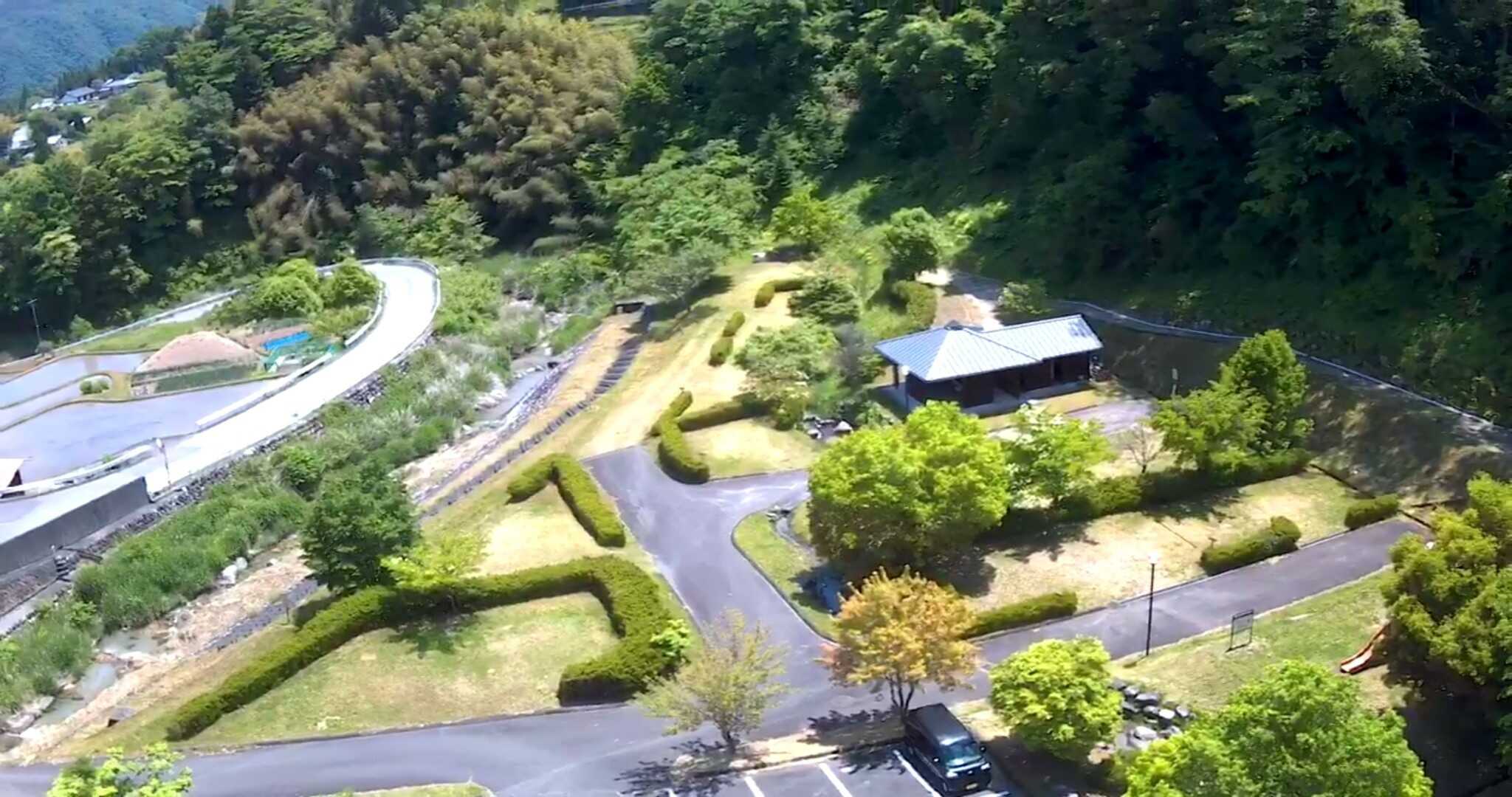 各サイトは生垣に囲まれておりプライベート感があります!場内通路も舗装されているのでサンダルでも快適です!