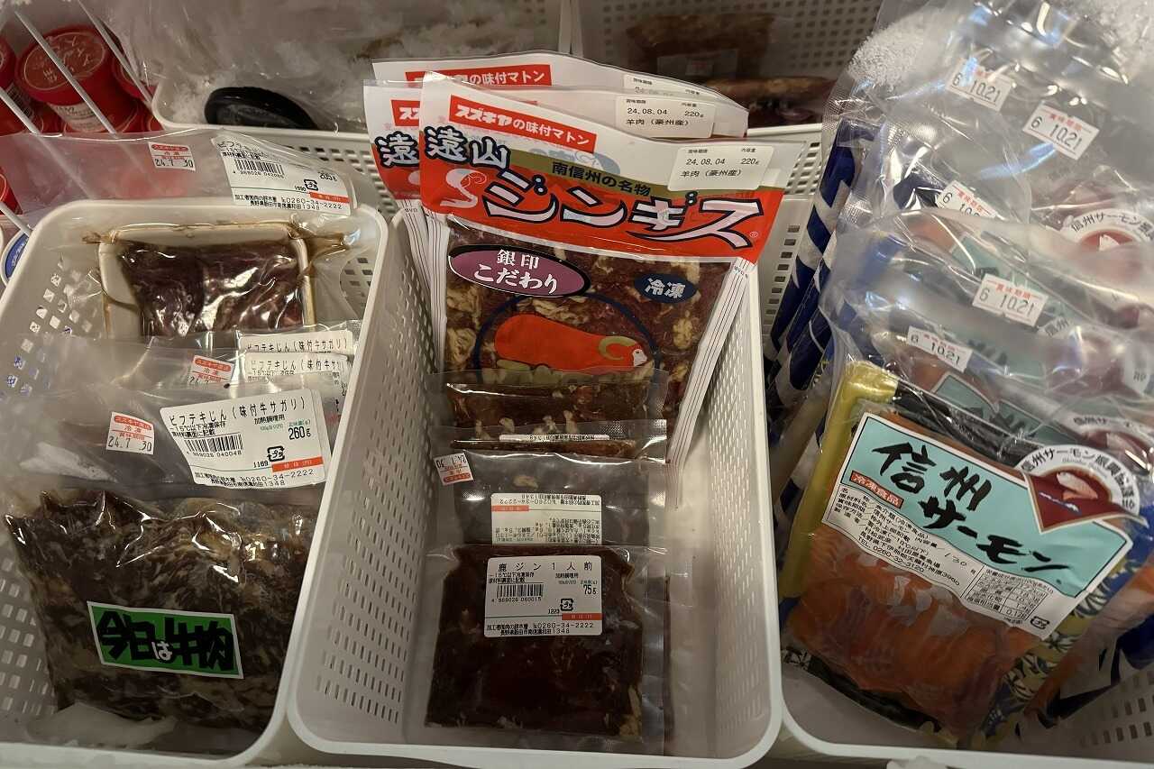 売店にて、地元産の薪・お肉・オススメ調味料など販売しています。 イチオシは信州サーモン