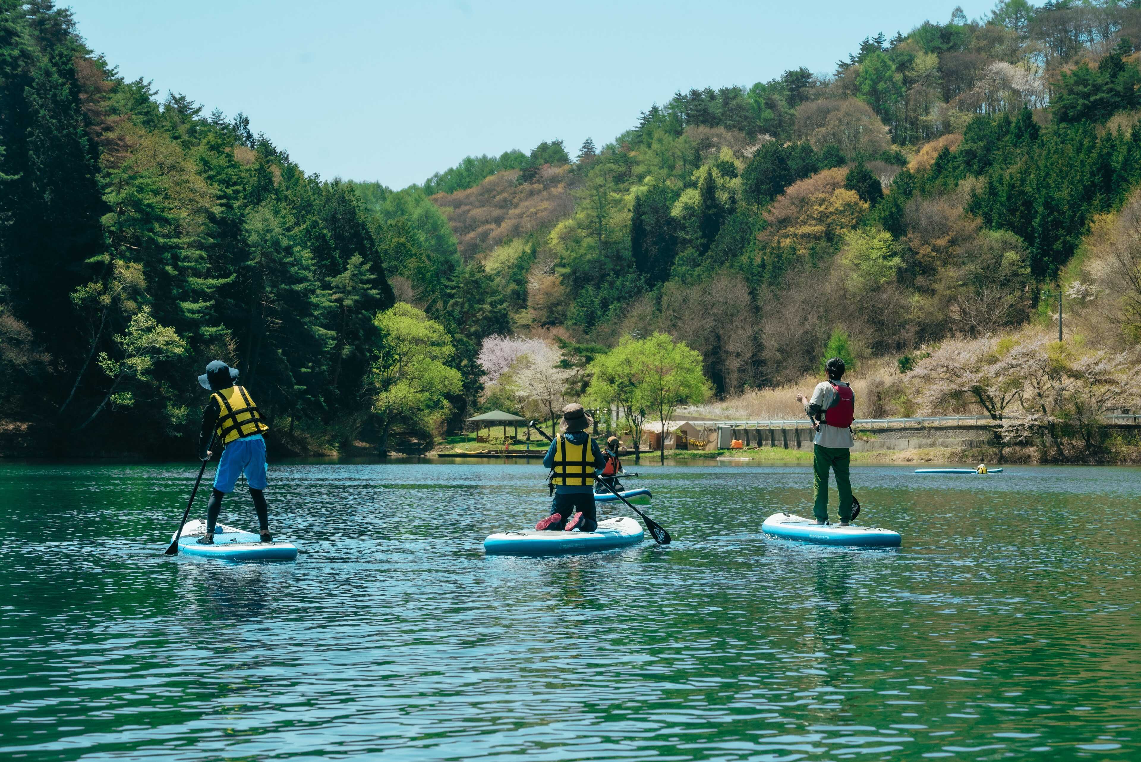 初心者でも丁寧に教えてくれるガイド付きのSUP体験。湖面でしか味わえない山と水が織りなす景色、浮遊感。キャンプと一緒にアクティビティもぜひ楽しみましょう。ご予約は【美鈴湖 MORI TO SUP】へ