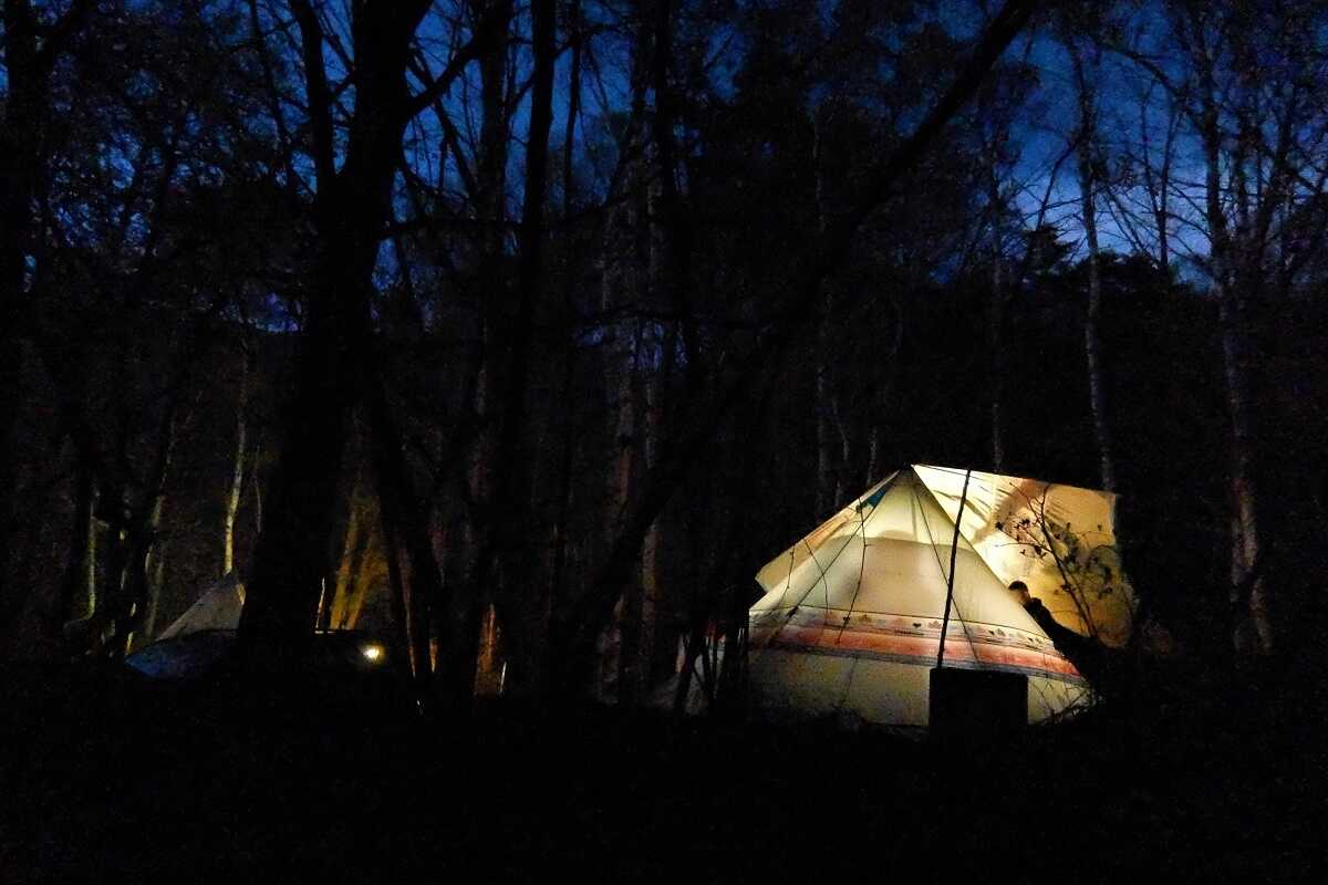 オートキャンプの夜 場内は最低限の照明しかないため 真っ暗になります。そのおかげで満点の星空が見れる事も☆