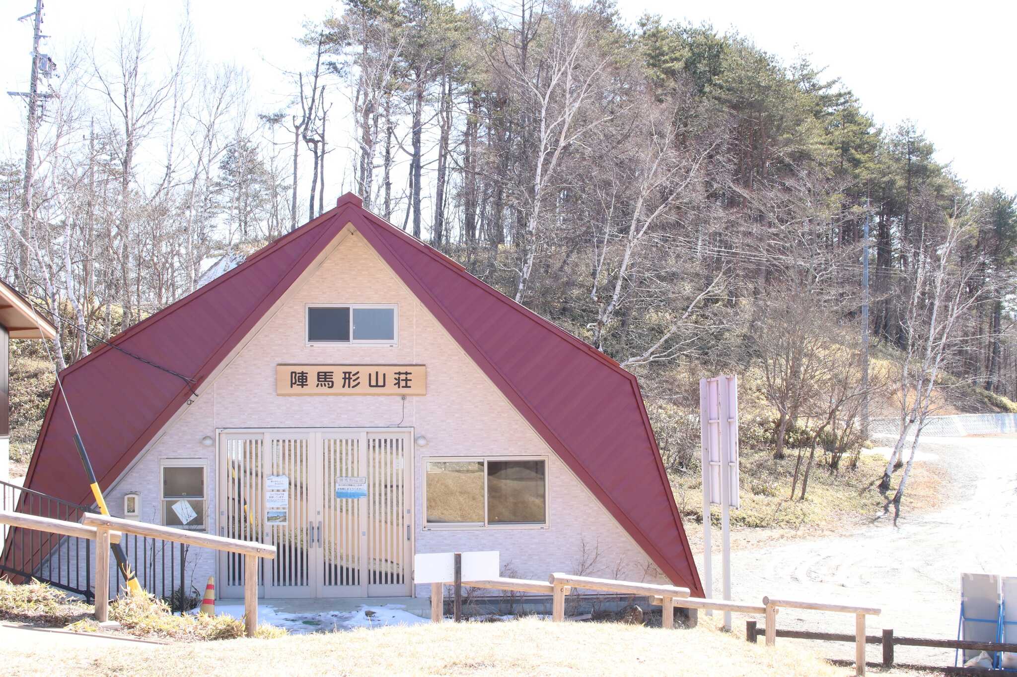 受付や売店は山小屋へ。