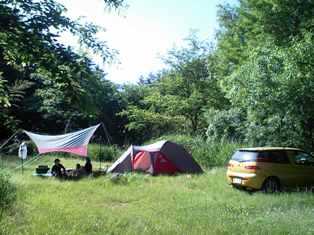 ダブルサイトAC電源なし2家族でも十分な広さです。(まわりを囲まれる事がなくプライベート感があり、周りを気にする事無くのんびり出来ます。)