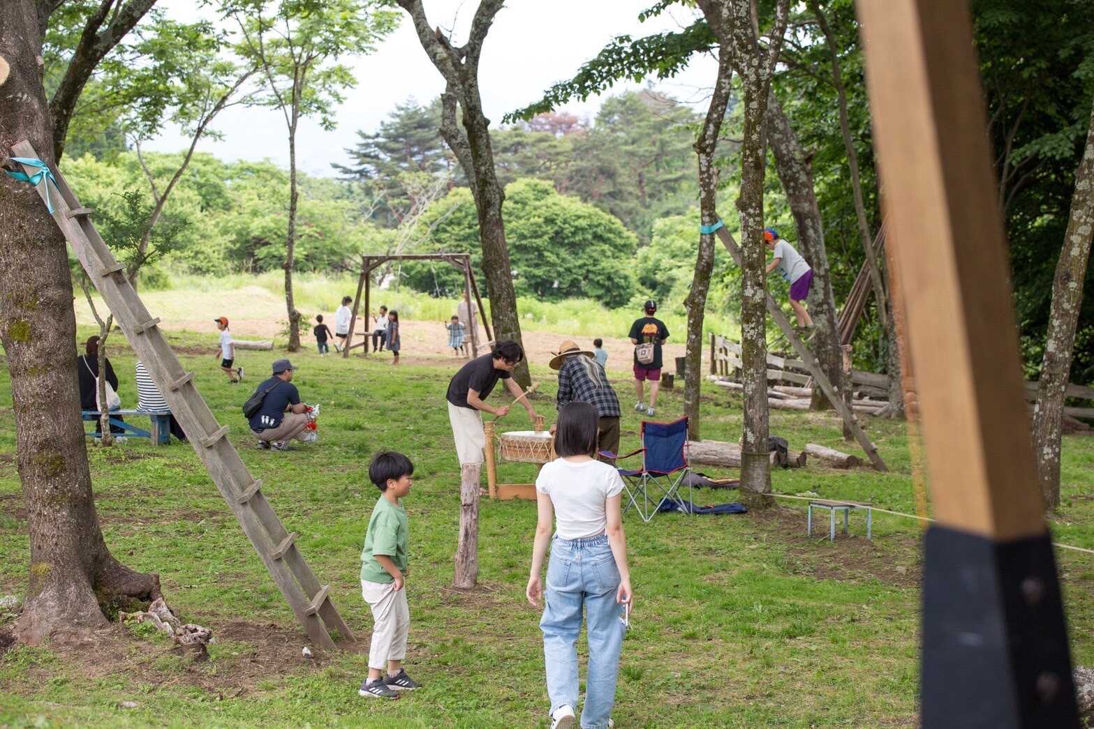 こどもたちに大人気の「あそびば」で探索したり体を動かしたり。自然と友だちができちゃう
