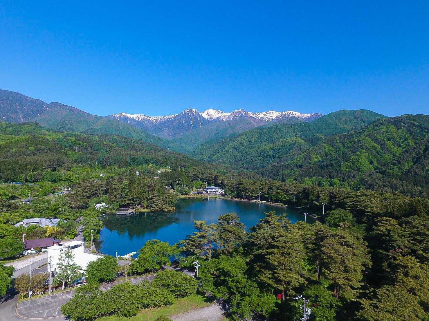 湖を中心とした公園にあります◎