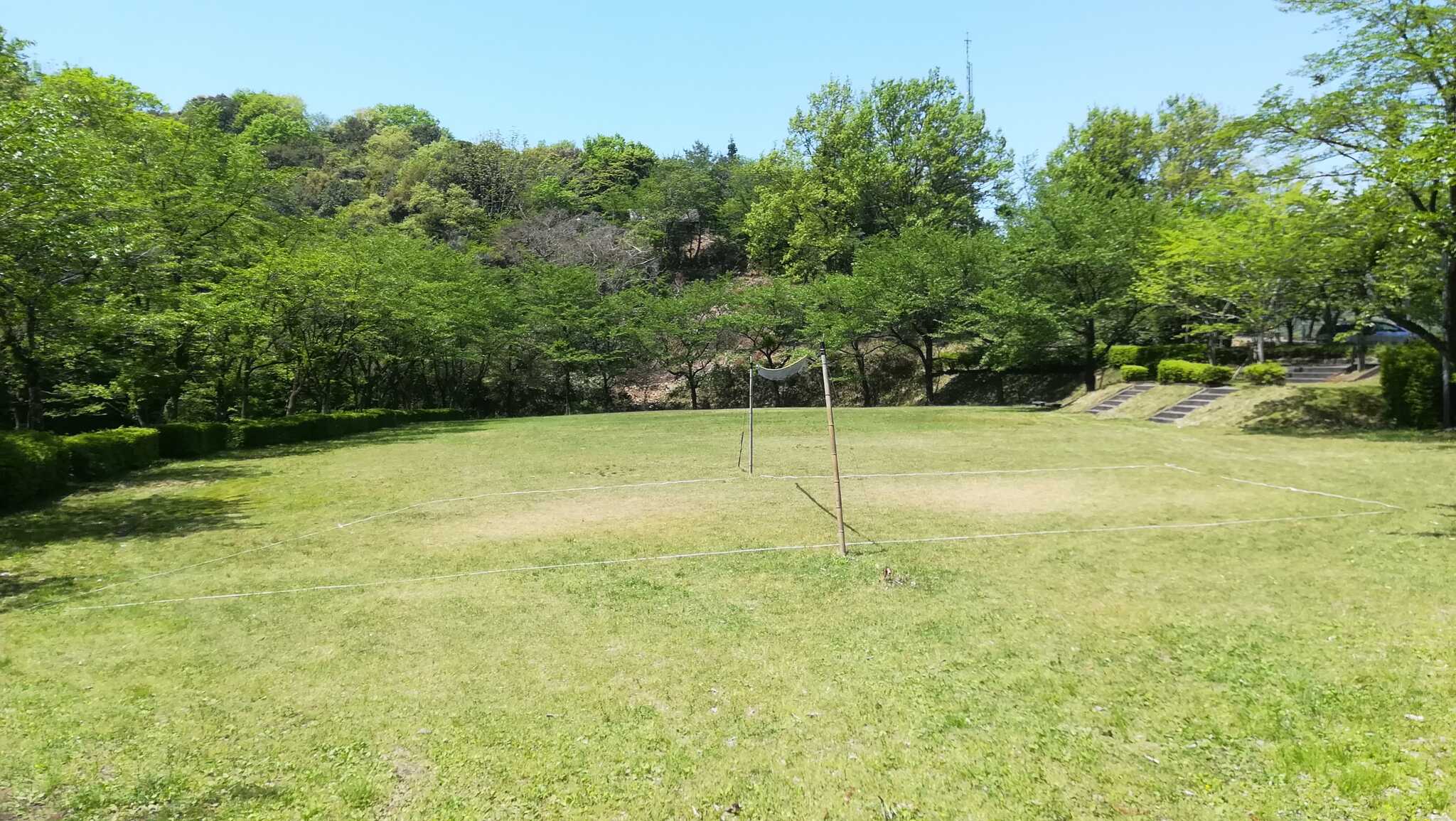 芝生広場ではスポーツやピクニックなど多用途でご利用できます!すぐ隣には遊具もあります!