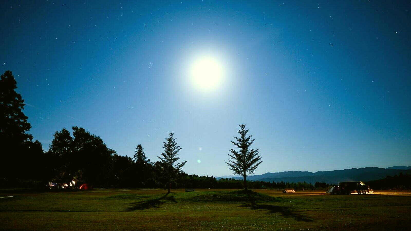 やまもり温泉キャンプ場のキャッチコピーは「天空の丘の星降るキャンプ場」。満天の星はもちろんのこと、きれいな月もご覧いただけます。