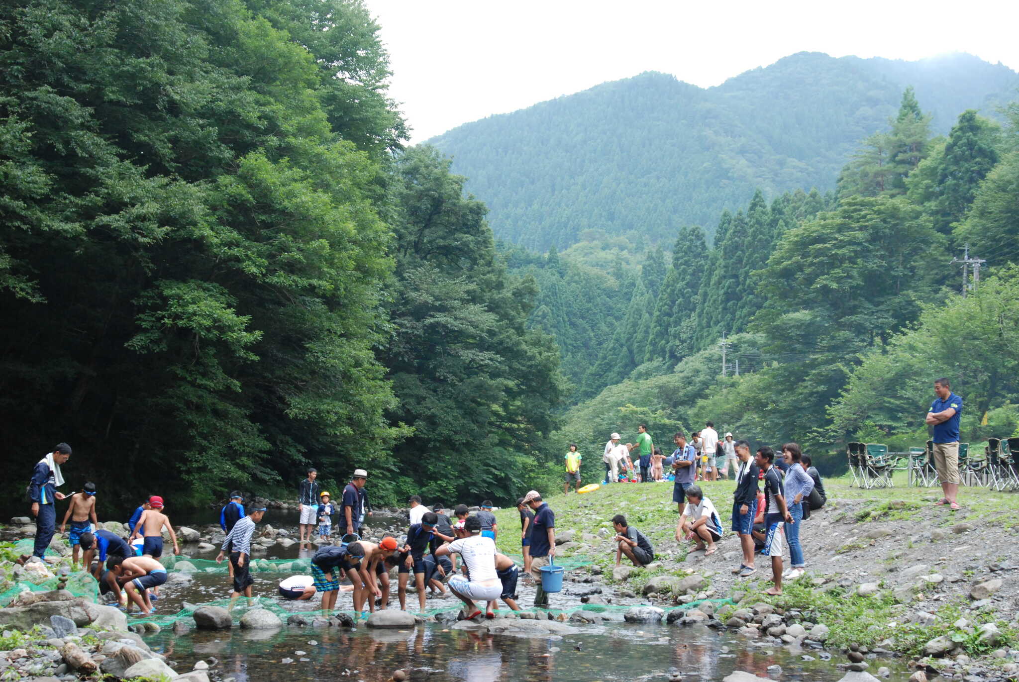 施設裏の佐治川。川遊びやBBQで楽しまれるお客様で賑わいます。