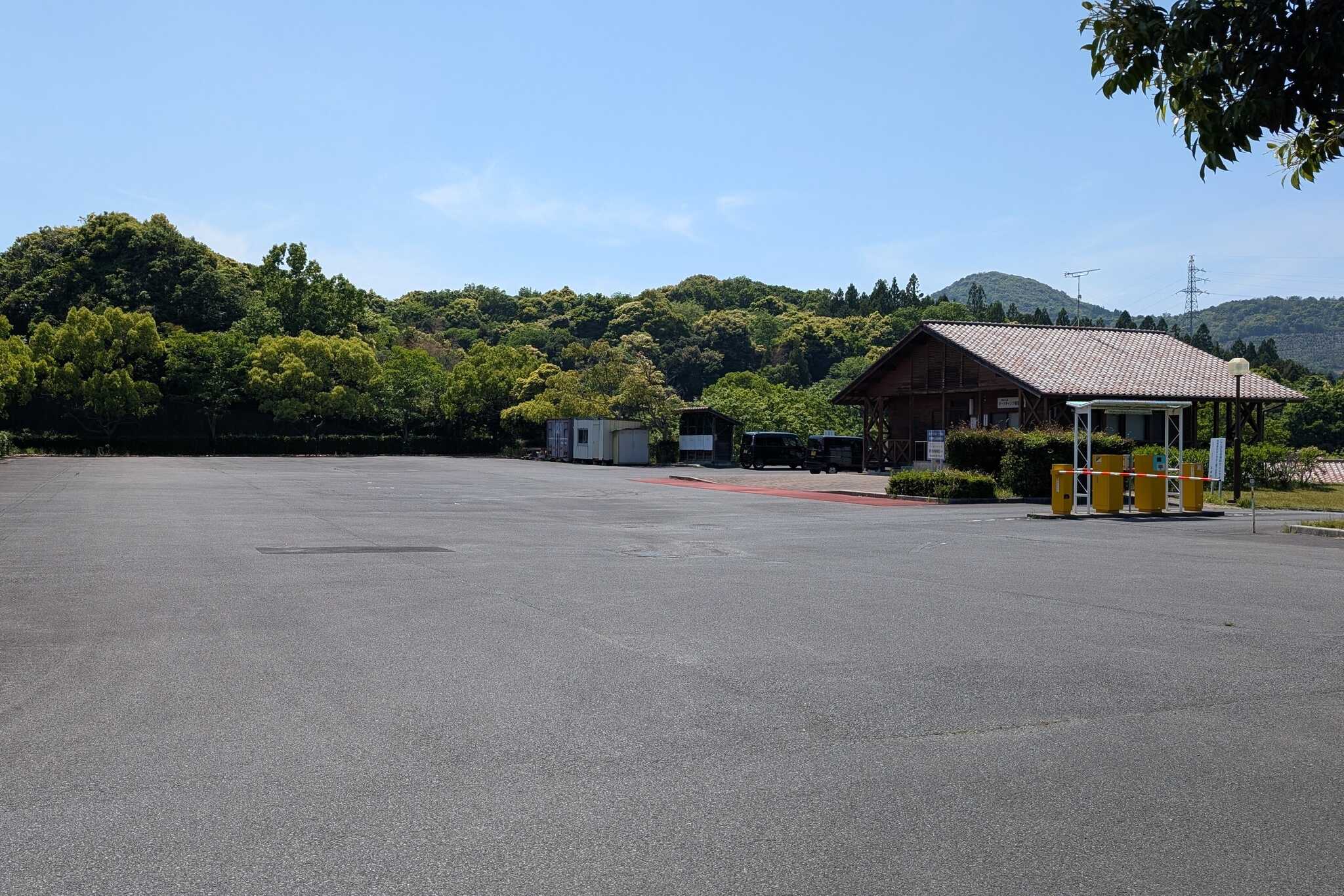こちらの駐車場に車を停めて、チェックインをしてください。