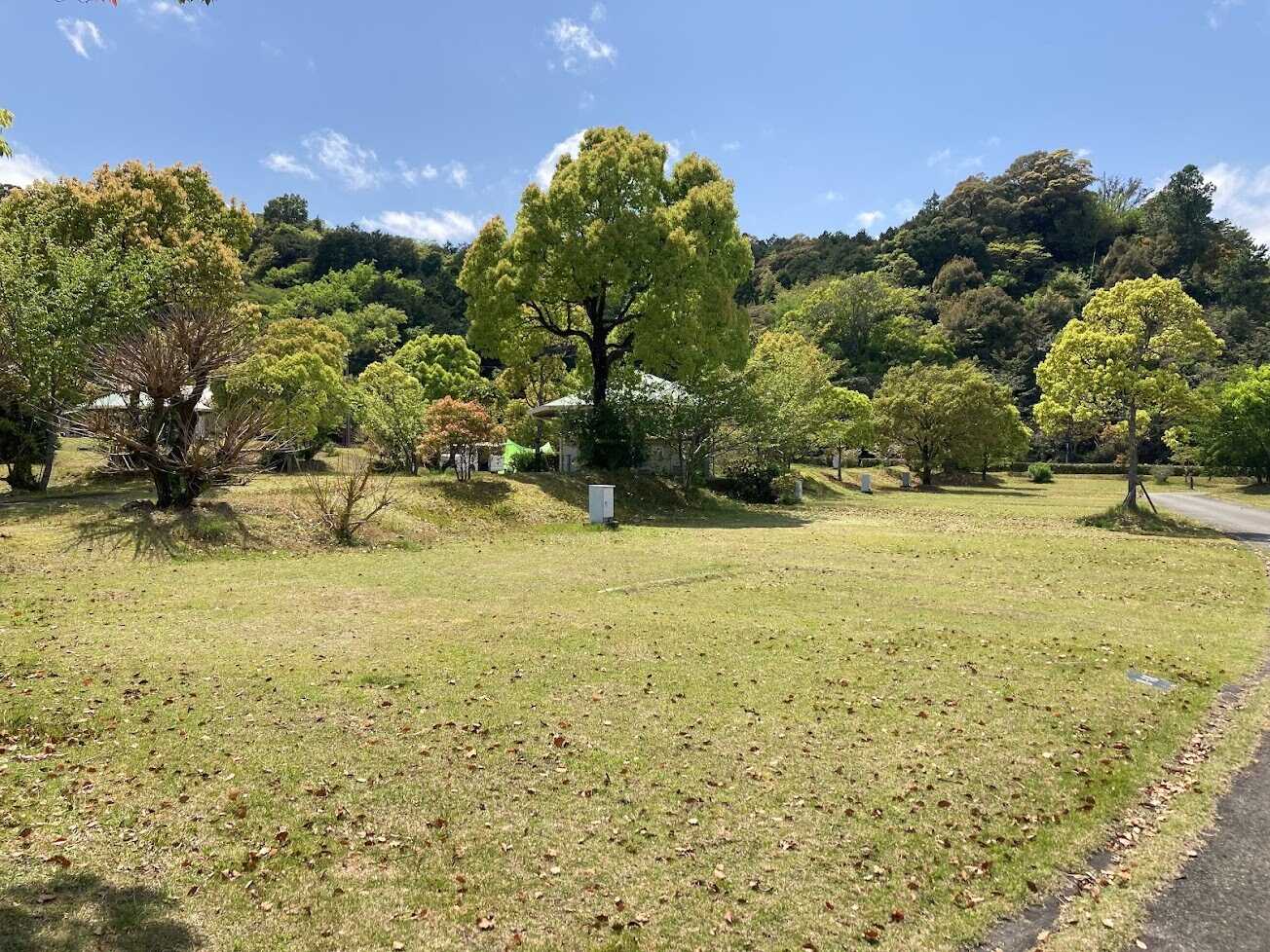 約10m✖約10mの広々とした電源付区画サイト