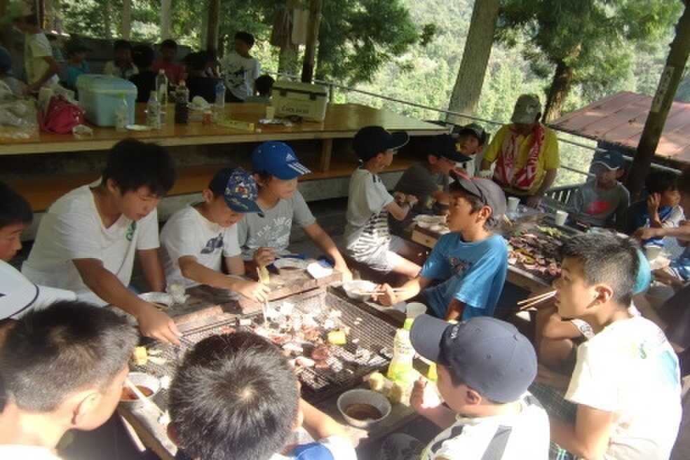 炊事棟ではBBQもお楽しみいただけます!マナーを守り譲り合ってご利用ください。