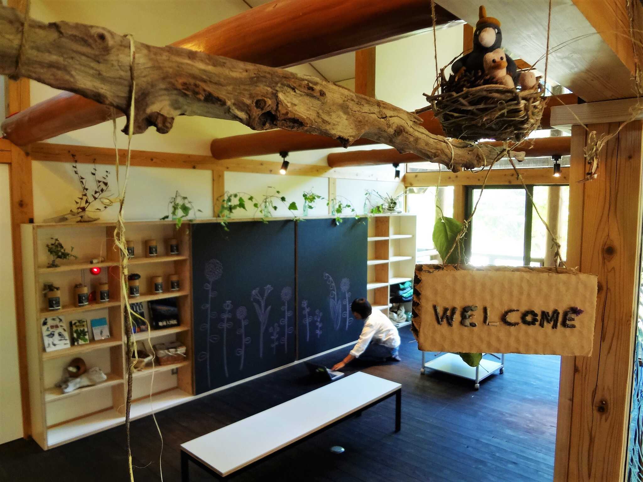 すべてのお客様にくつろいでいただけるフリースペース。絵本・黒板落書き、ご自由にどうぞ!
