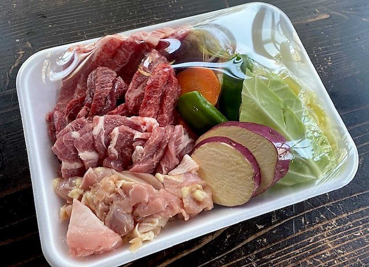 BBQセット1人前の画像です。【牛肉(約180g)・豚肉(約100g)・鶏肉(約100g)と野菜のセット】1人前ずつトレイに入っています。