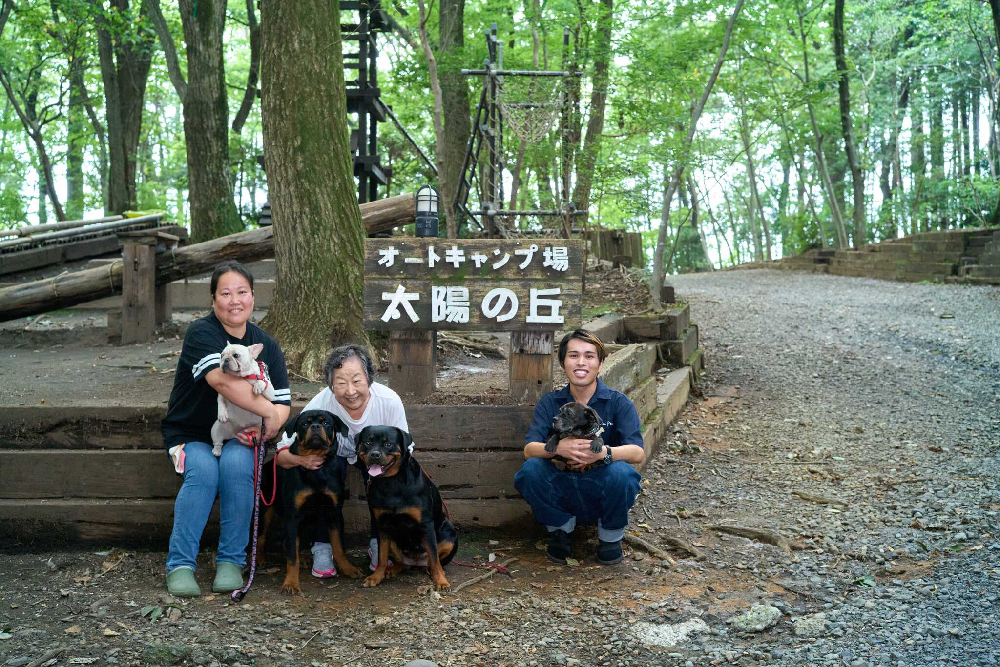 スタッフ一同犬好きで、ペット連れ大歓迎です。キャンプサイトはもちろんのこと、建物もペットと宿泊OKです! 看板犬もいます、ご来場の際は仲良くしてくださいね。ご来場お待ちしております。
