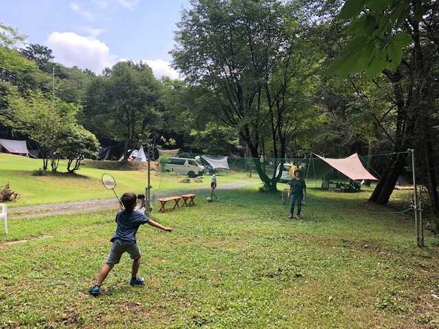 多目的コートではバトミントン、トリムバレー、テニス、ミニサッカーを楽しんで頂けます。ボールやラケットもご用意しております。