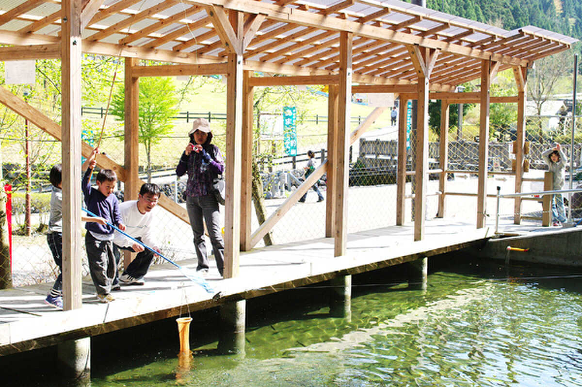 夏は場内の小川で水遊びが可能!釣り堀では魚釣りもできます