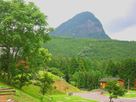 場内から望む鎧岳は荘厳!!
