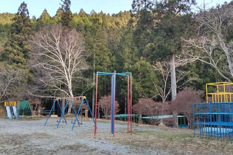 滑り台、ブランコなどの遊具もあります