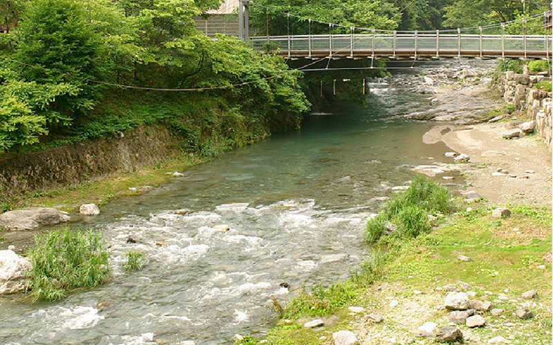 目の前の四郷川渓流では、川遊びを楽しむことができます。