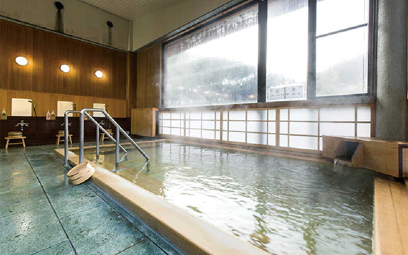窓に広がる東吉野の美しい風景を眺めながら、日帰り天然温泉でくつろぐ贅沢なひととき。ひと汗流し、ゆったりとした時間をお楽しみください。