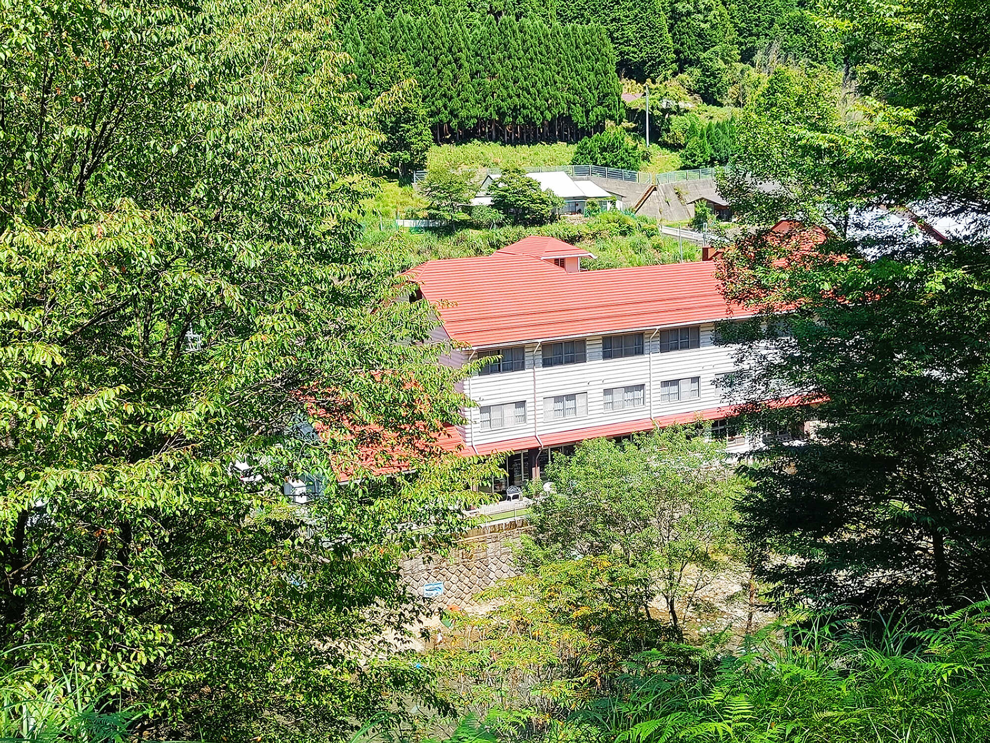 【ホテルのせ川】外観~山々に囲まれ~豊かな清流が流れます~、チェックイン時はフロントにお越し下さい!