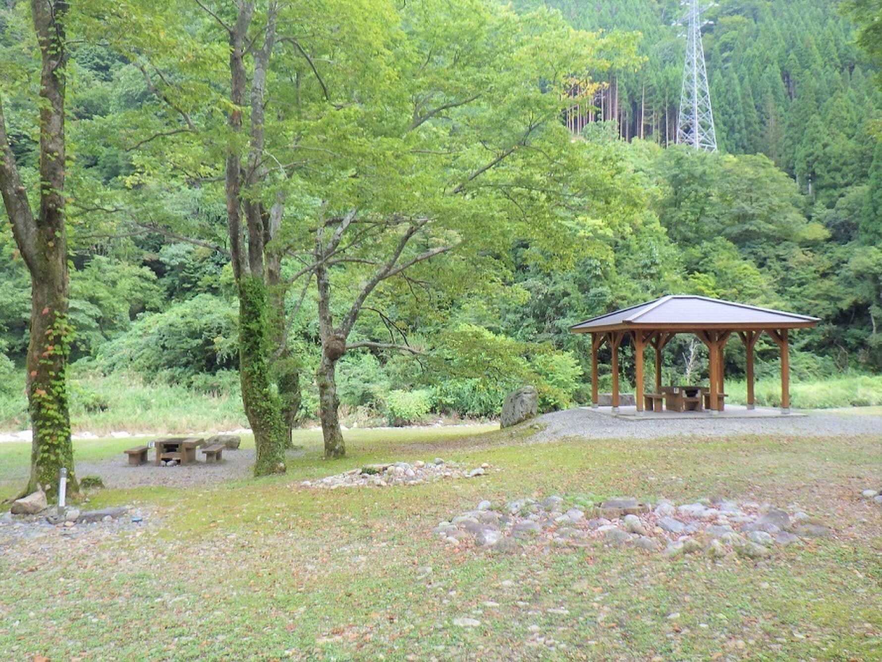 自然の木々の中、流れる川の涼しさを感じながら、バーベキューが楽しめます。