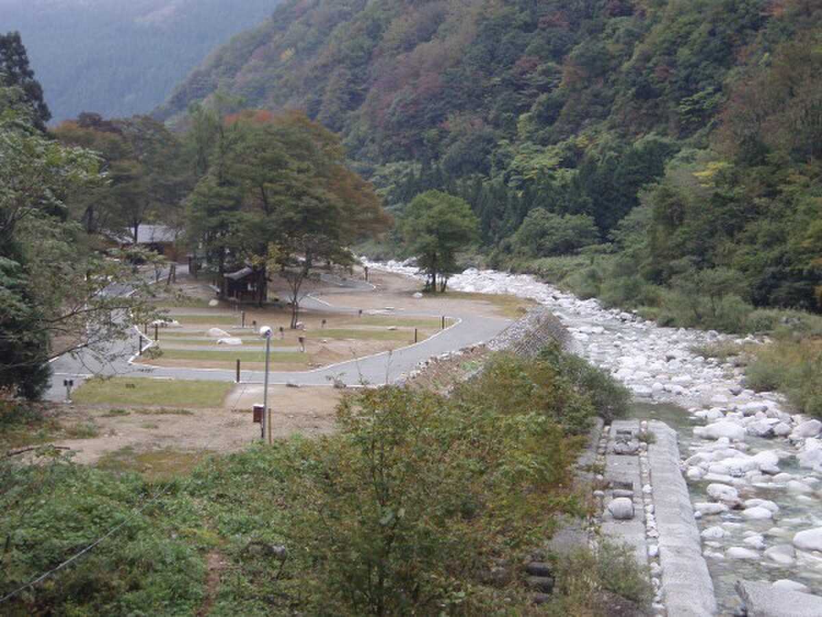 片貝川清流のそばに電源付きオートサイト8区画。ゆっくりお過ごしください。