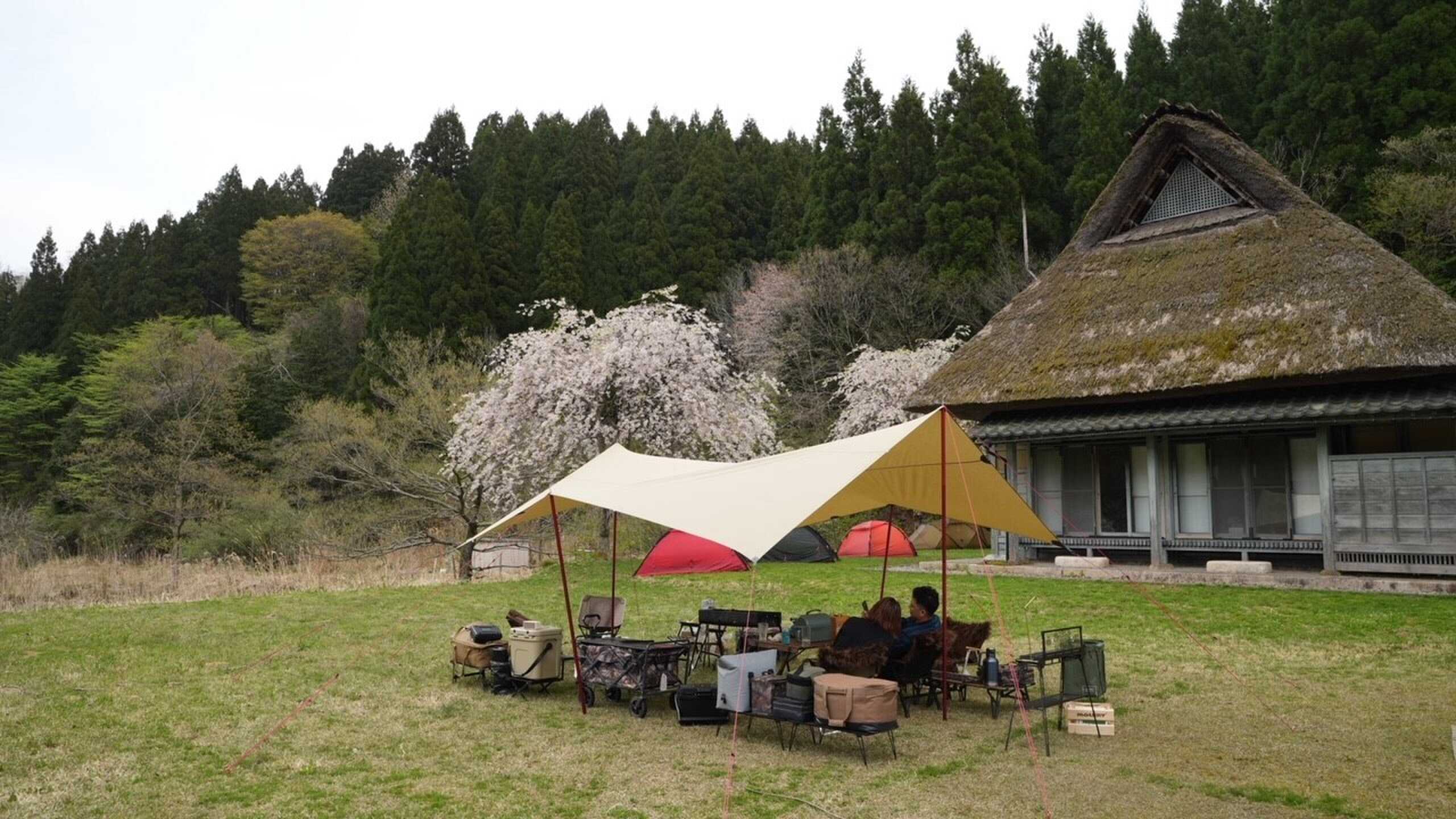 :かやぶき宿を利用しながらテント泊&焚火&BBQ ハイブリッドにお楽しみいただけます。