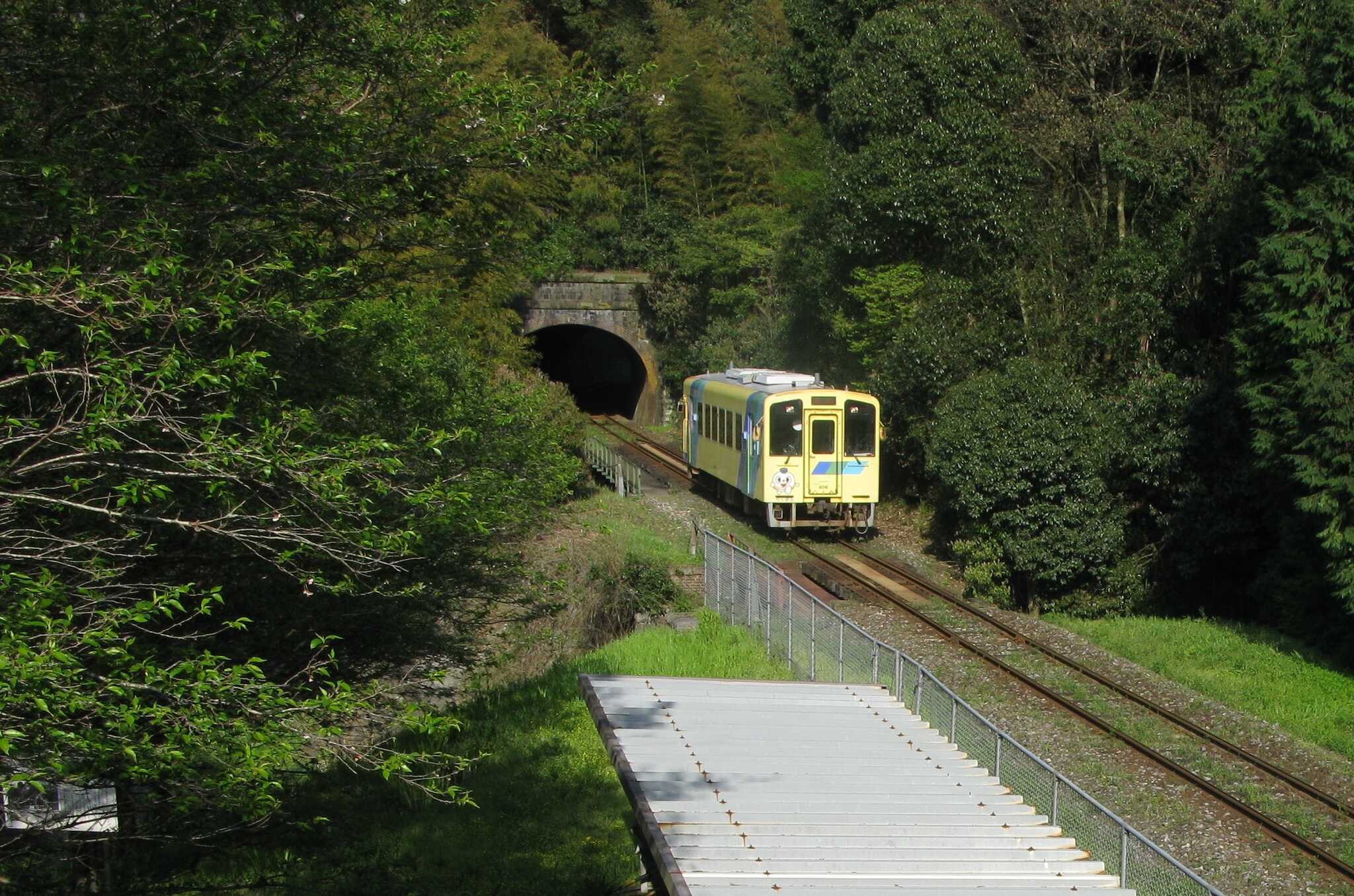 キャンプ場内を走る平成筑豊鉄道
