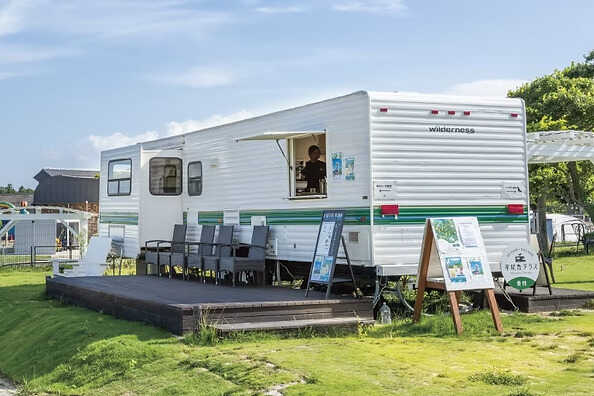 場内にはトレーラーカフェもあり、ドリンクやお食事もお楽しみいただけます♪