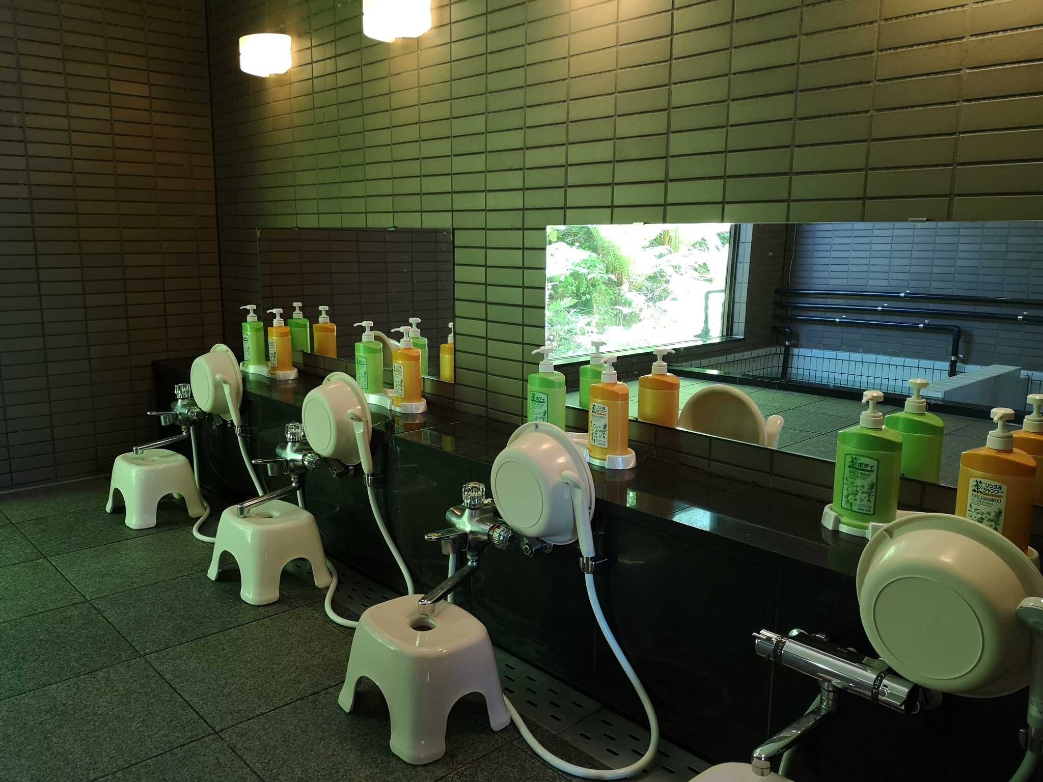 大浴場、男女共に洗い座は4つずつあります。