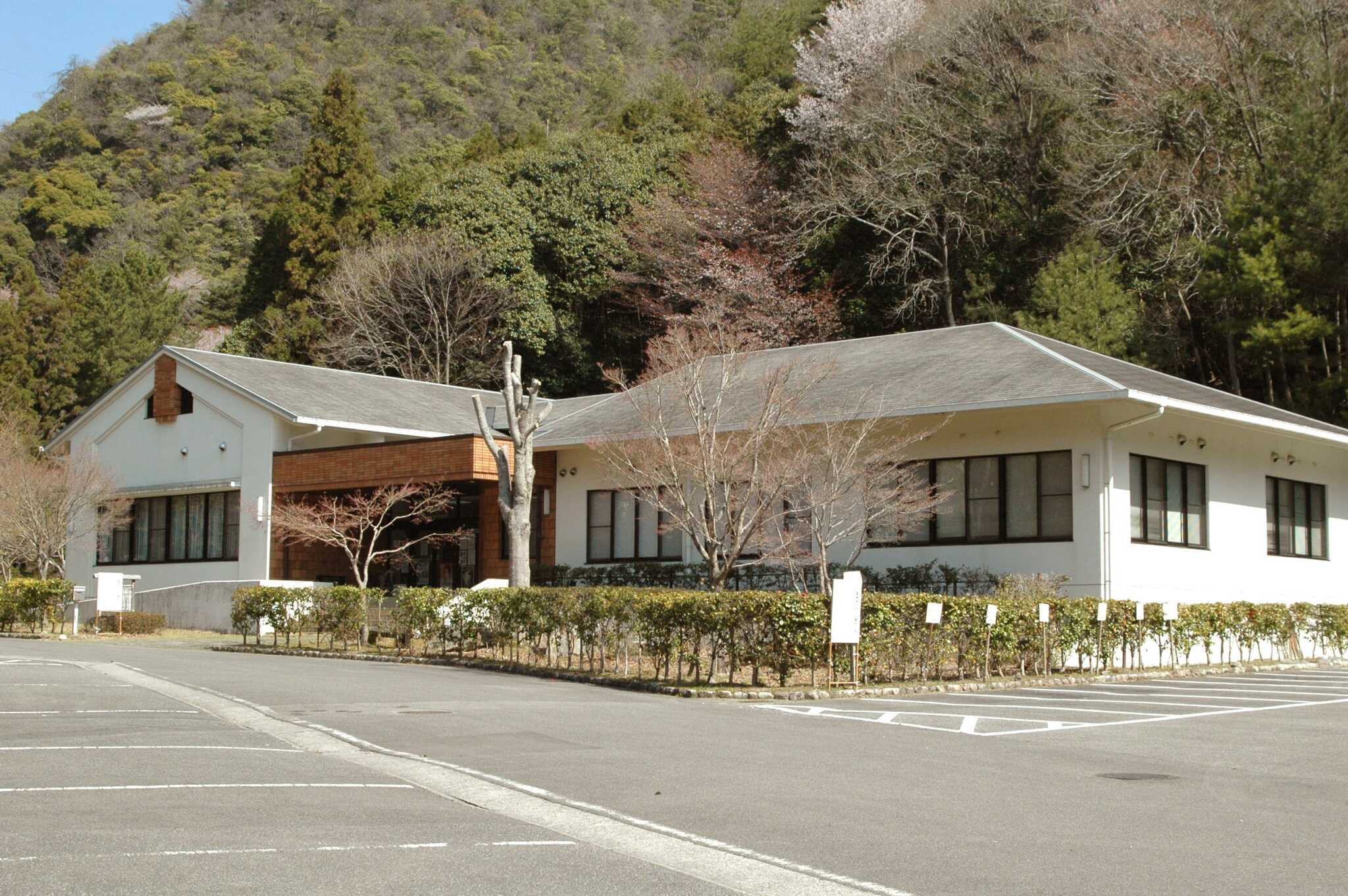 来場受付は「研修センター」で。駐車場もこちらとなります。
