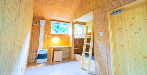 週末移住コテージ 2段ベッドとリビングエリア、土間があり、シンプルながらゆったりとした造り。