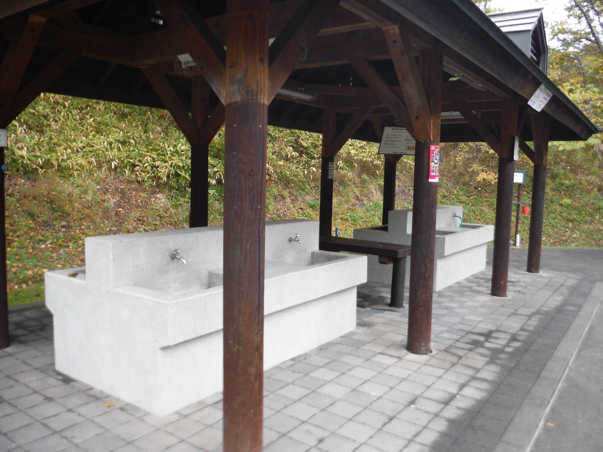 炊事場。屋根付きの炊事場となります。