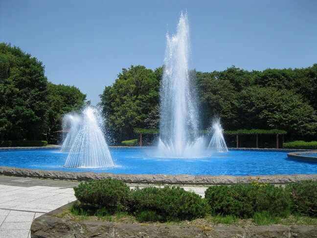 中央広場の噴水。駐車場よりご覧いただける大噴水です。稼働期間は例年6月~9月末までです。
