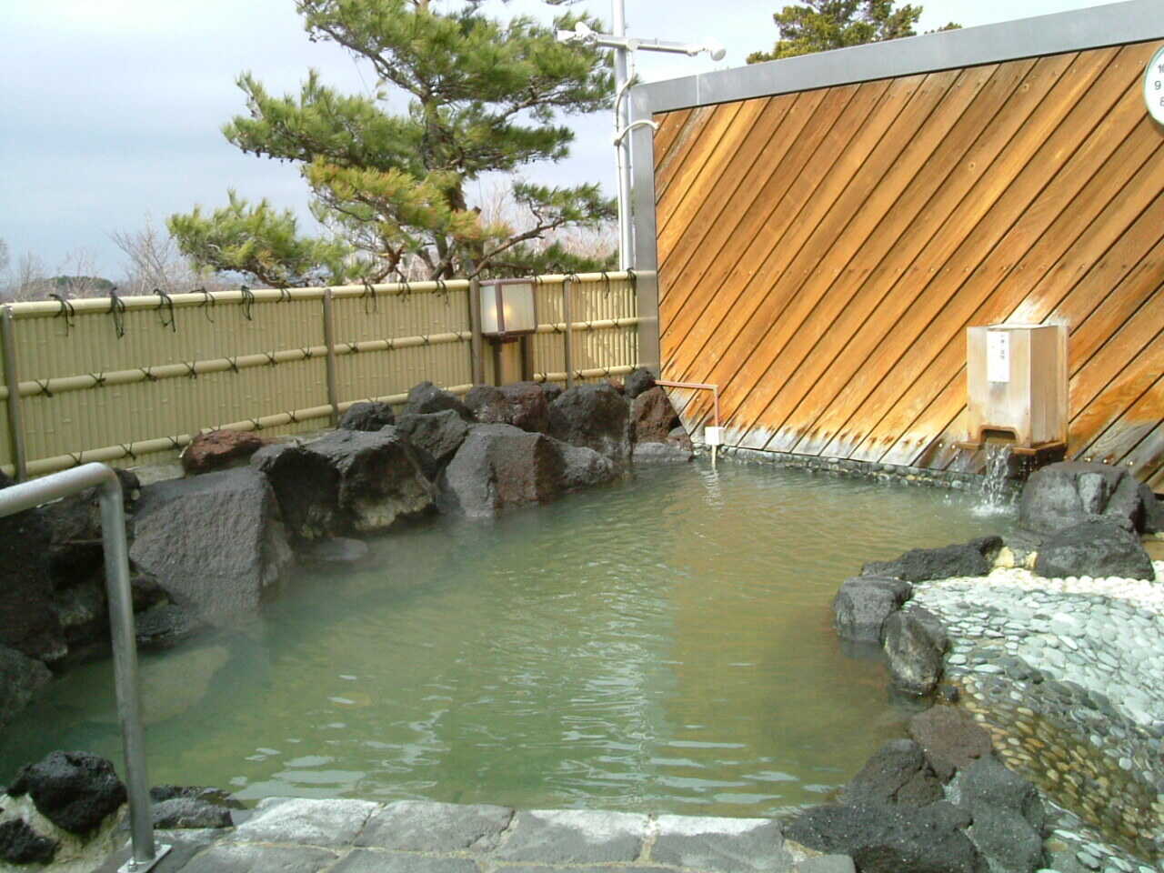 豊富な湯量を誇る「ながぬま温泉」が隣接