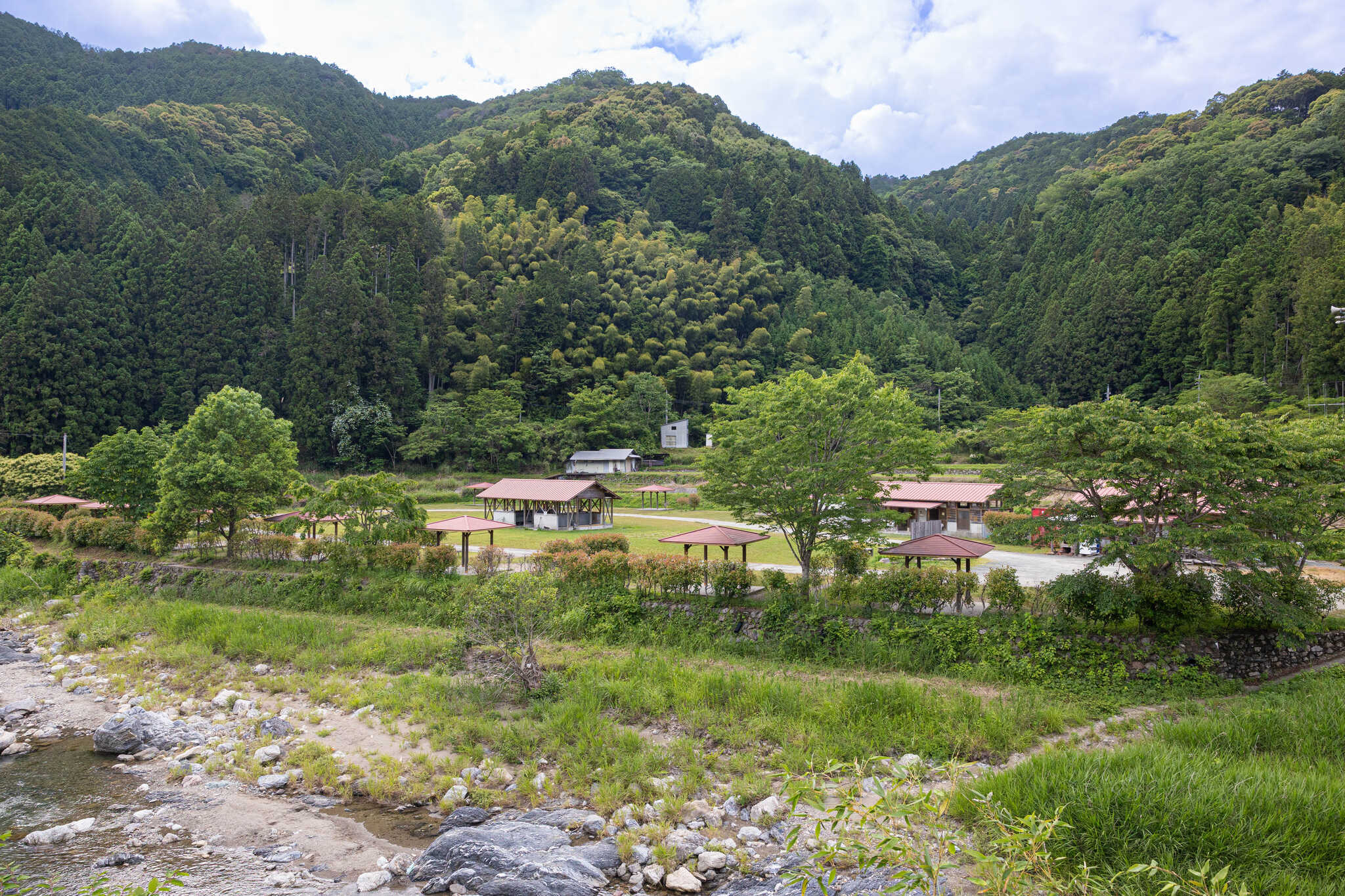 清流「貴志川」のほとりにあります!
