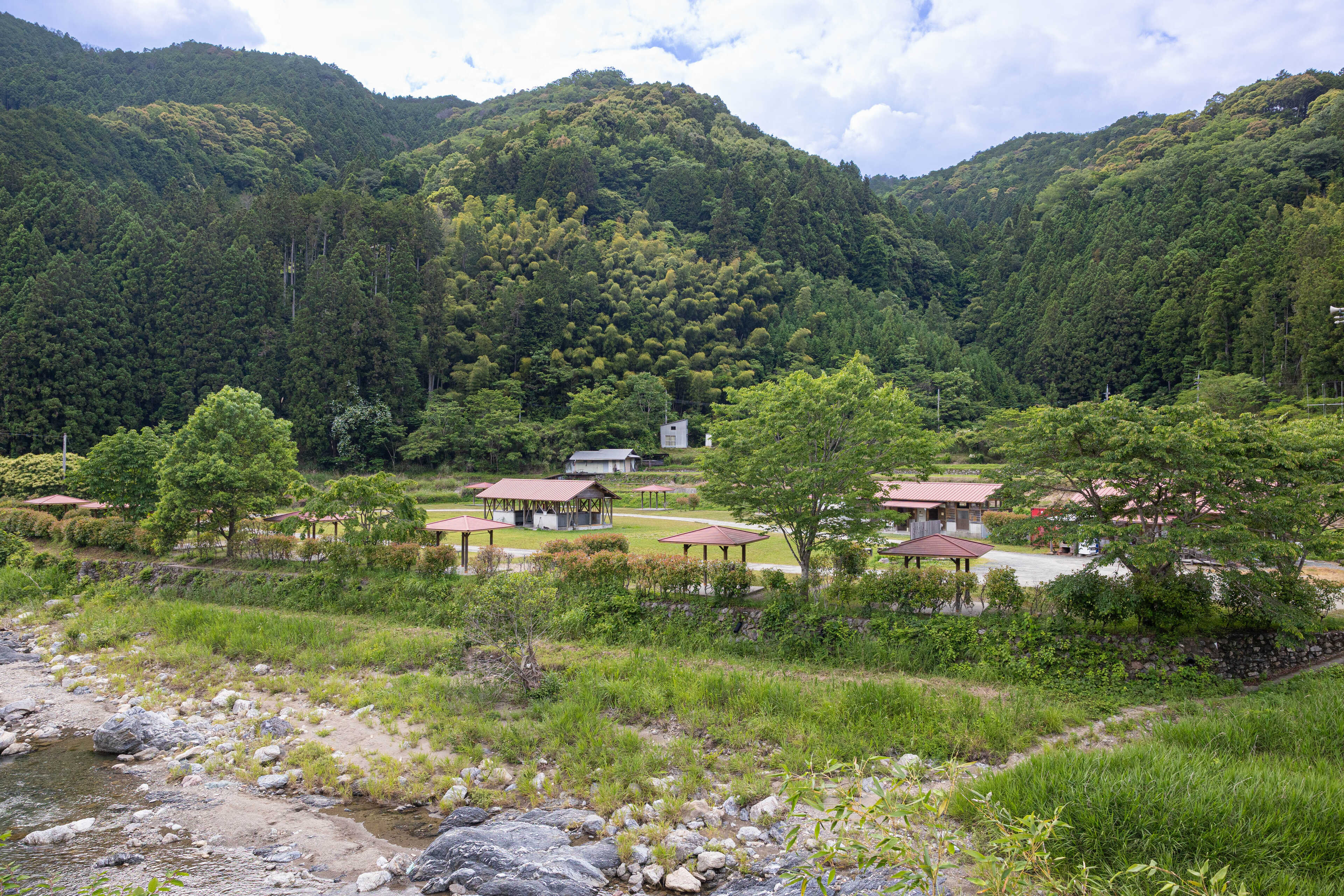 清流「貴志川」のほとりにあります!