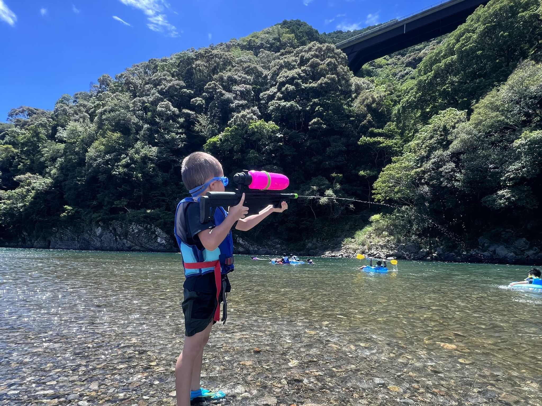 浅瀬もあるので小さなお子様と川遊びが楽しめます。