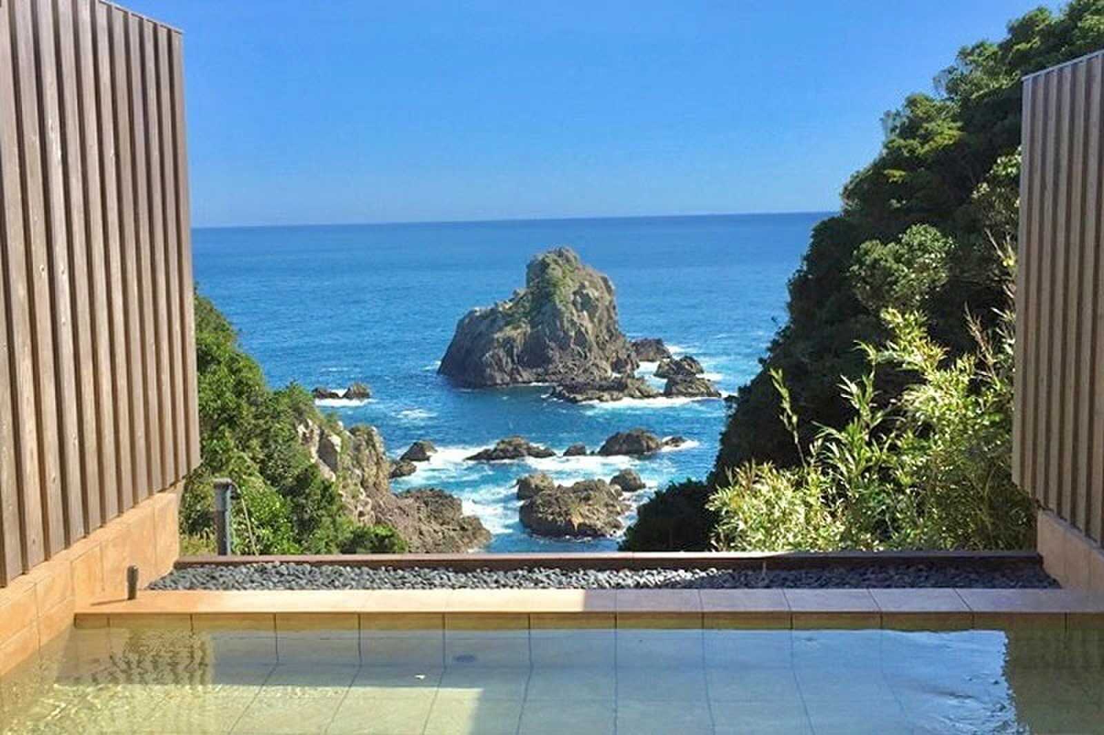 海を眺めながらゆったりとした時間を過ごせる贅沢露天風呂!貸切風呂もございますのでどなた様でも安心してご利用いただけます。場内には無料の温水シャワーもございます。