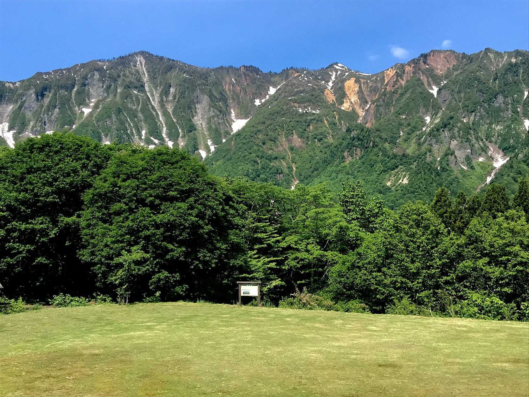 フリーサイトの眼前には、大迫力の鳥甲山!