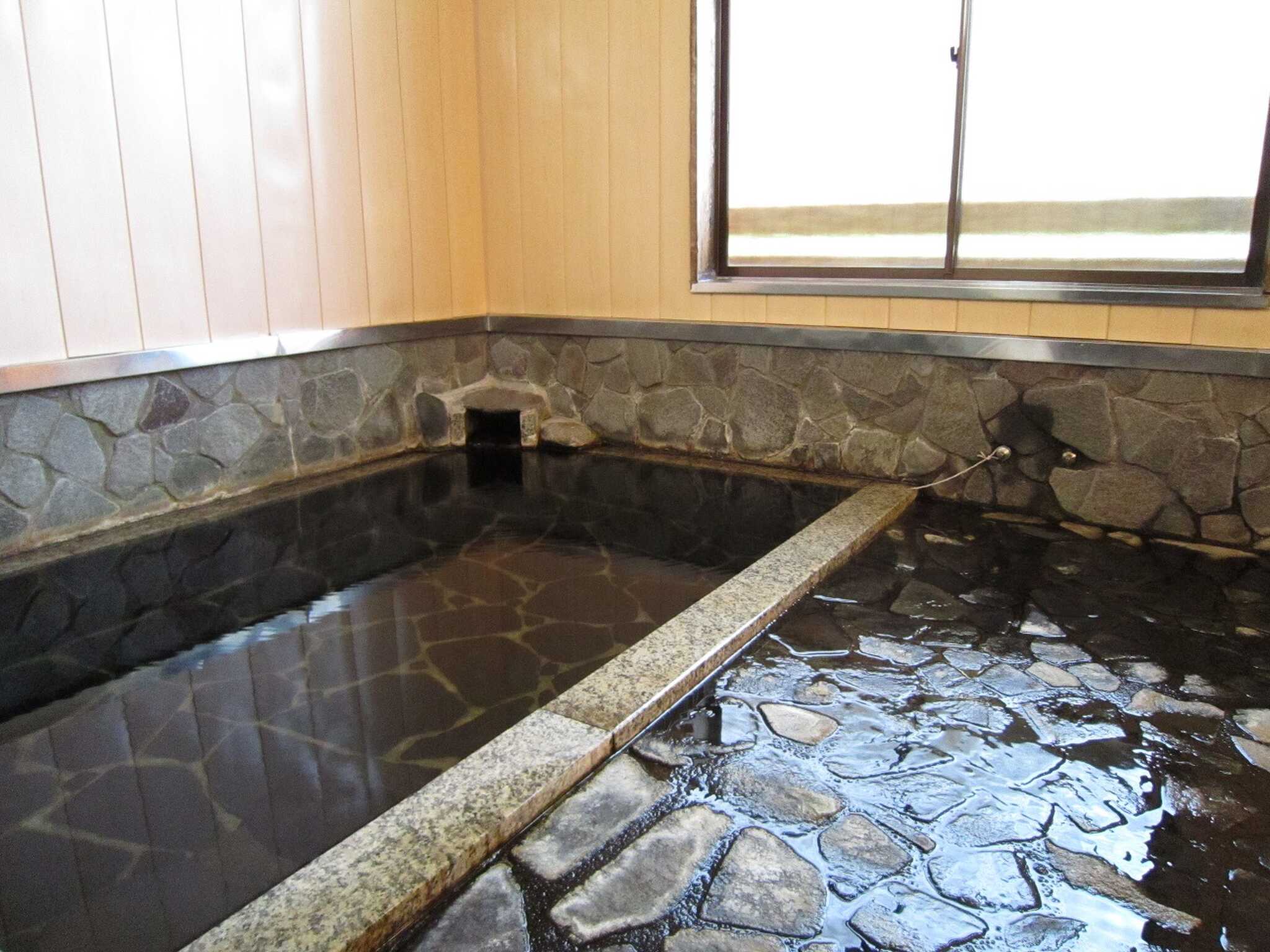 源泉かけ流しの温泉あり〼。