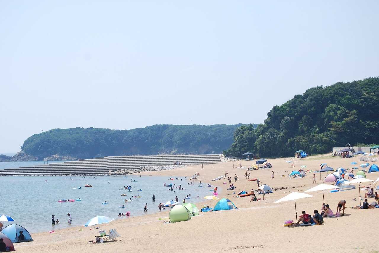 あづり浜は周辺に駐車場が少ないのでご宿泊でお越しの方がほとんどのビーチです。