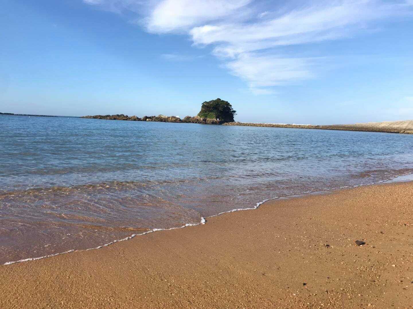 道を渡れば”あづり浜”海水浴はもちろん、シーカヤック・魚釣り・磯観察などの海遊びが楽しめます(^^)
