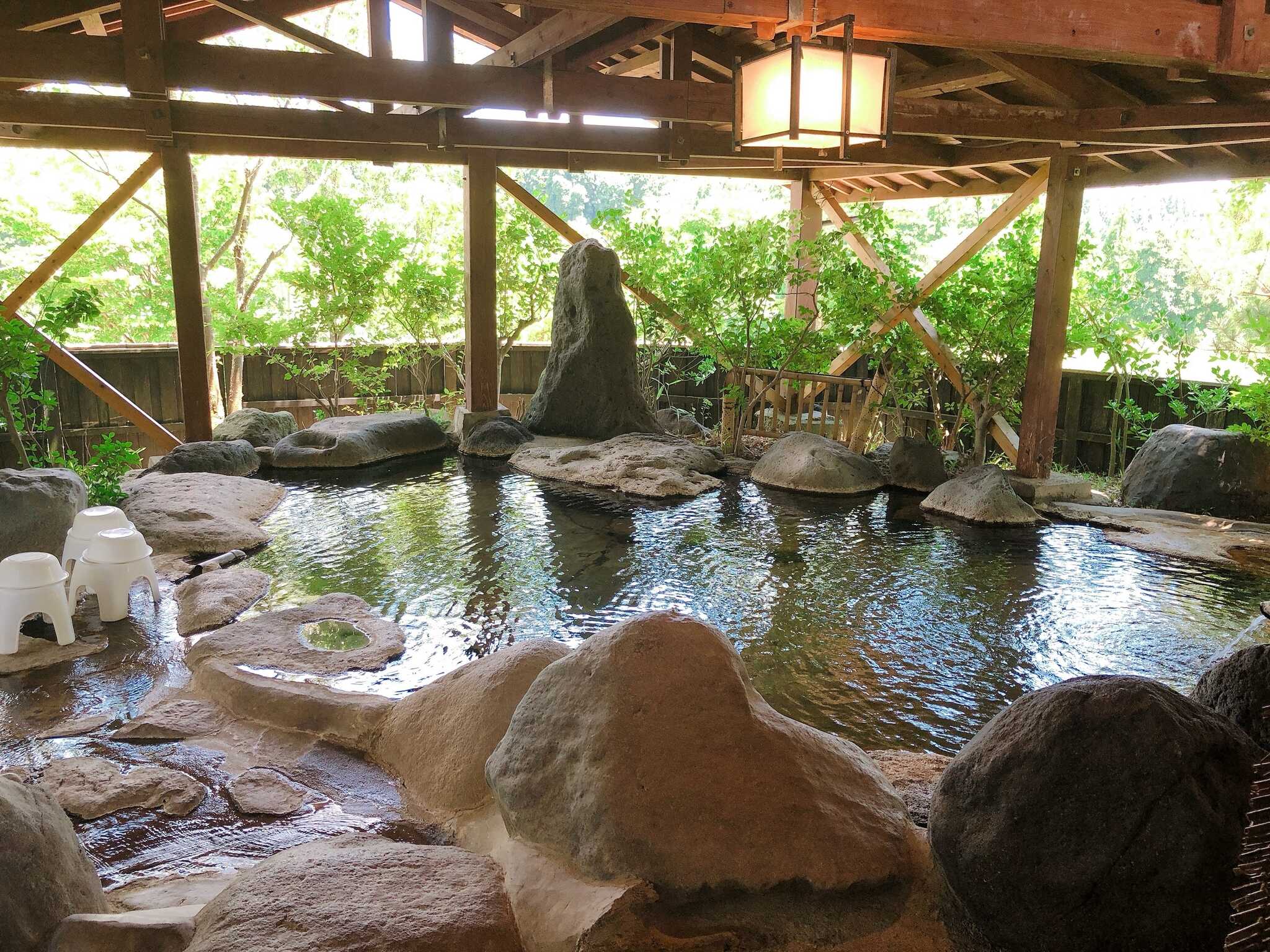 源泉掛け流し露天風呂(松の湯) ※宿泊滞在中いつでも入浴可♪ シャンプー/ボディソープ完備