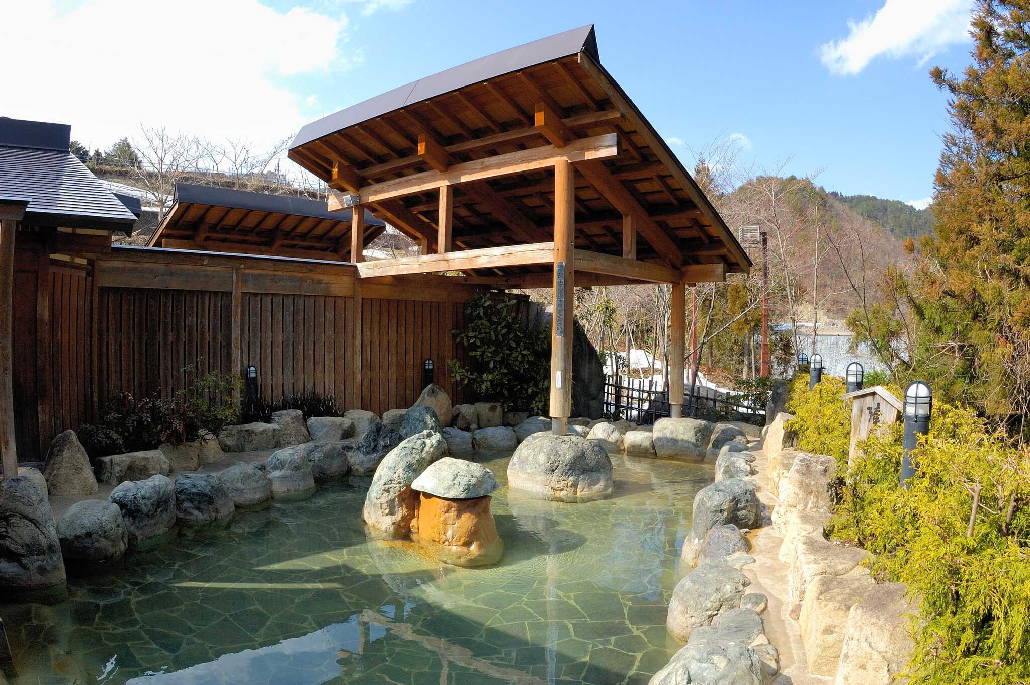 『湯の平温泉』は歩いて1分ほど!!