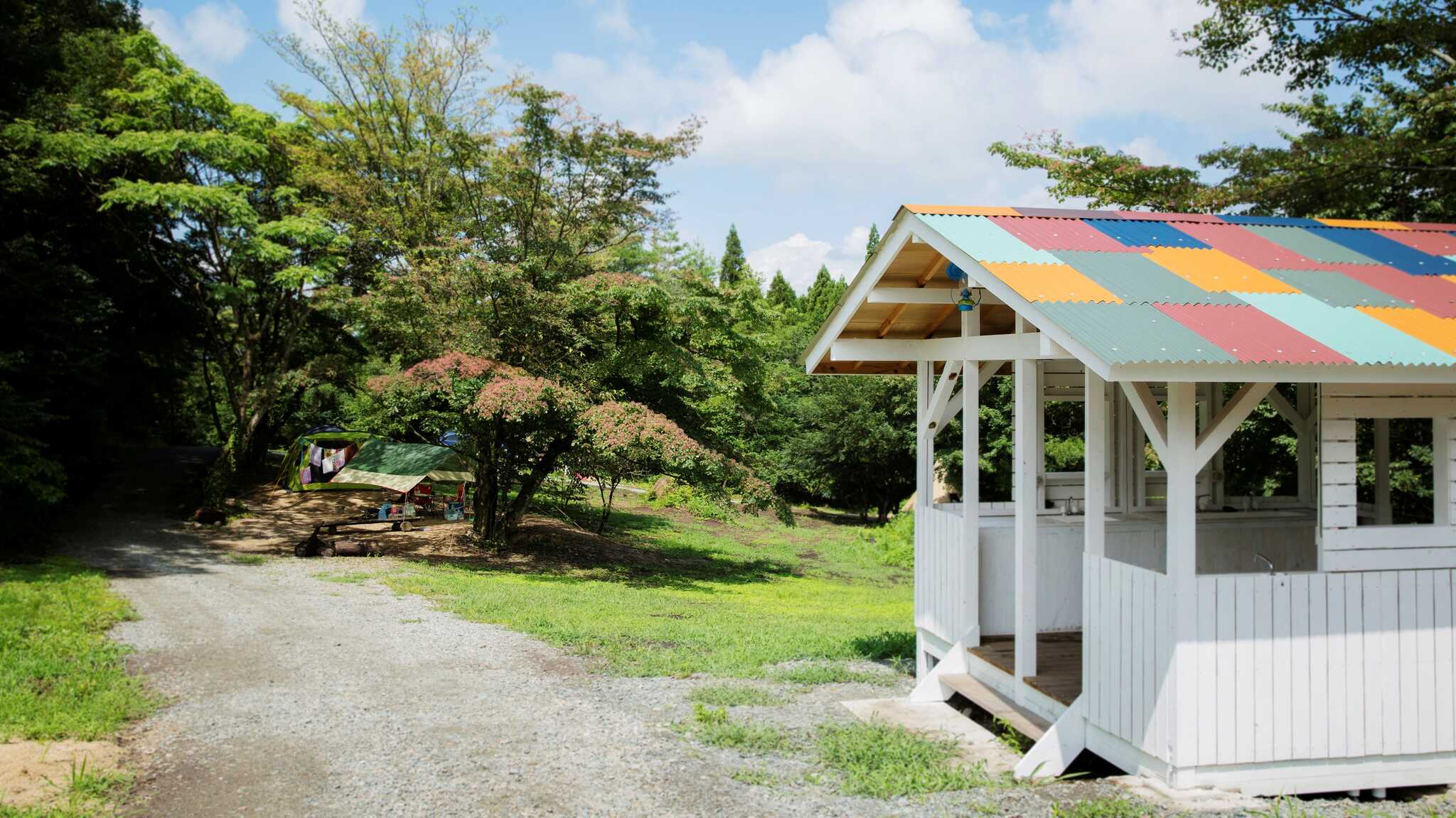 お湯が出る炊事場と、清潔な温便座ウォシュレット付きトイレをどこからでもアクセスしやすい箇所に配置。無料シャワー室もあり、キャンプ初心者や女性、お子様連れでも快適&安心です。