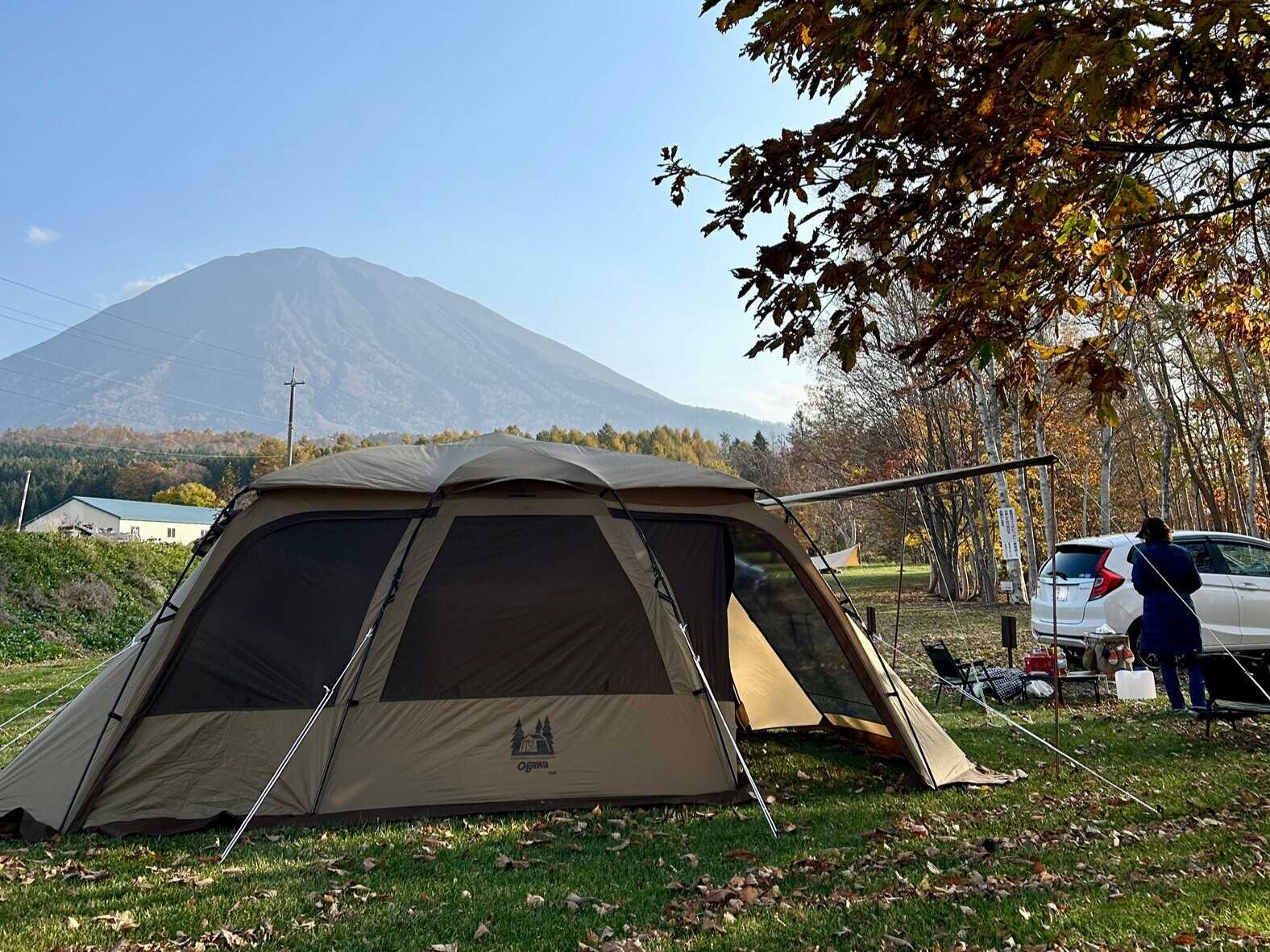 どのサイトからも羊蹄山が見えゆっくりキャンプを楽しめます。隣には美しい湧水の池でニジマスが泳いでいるのも見れます。