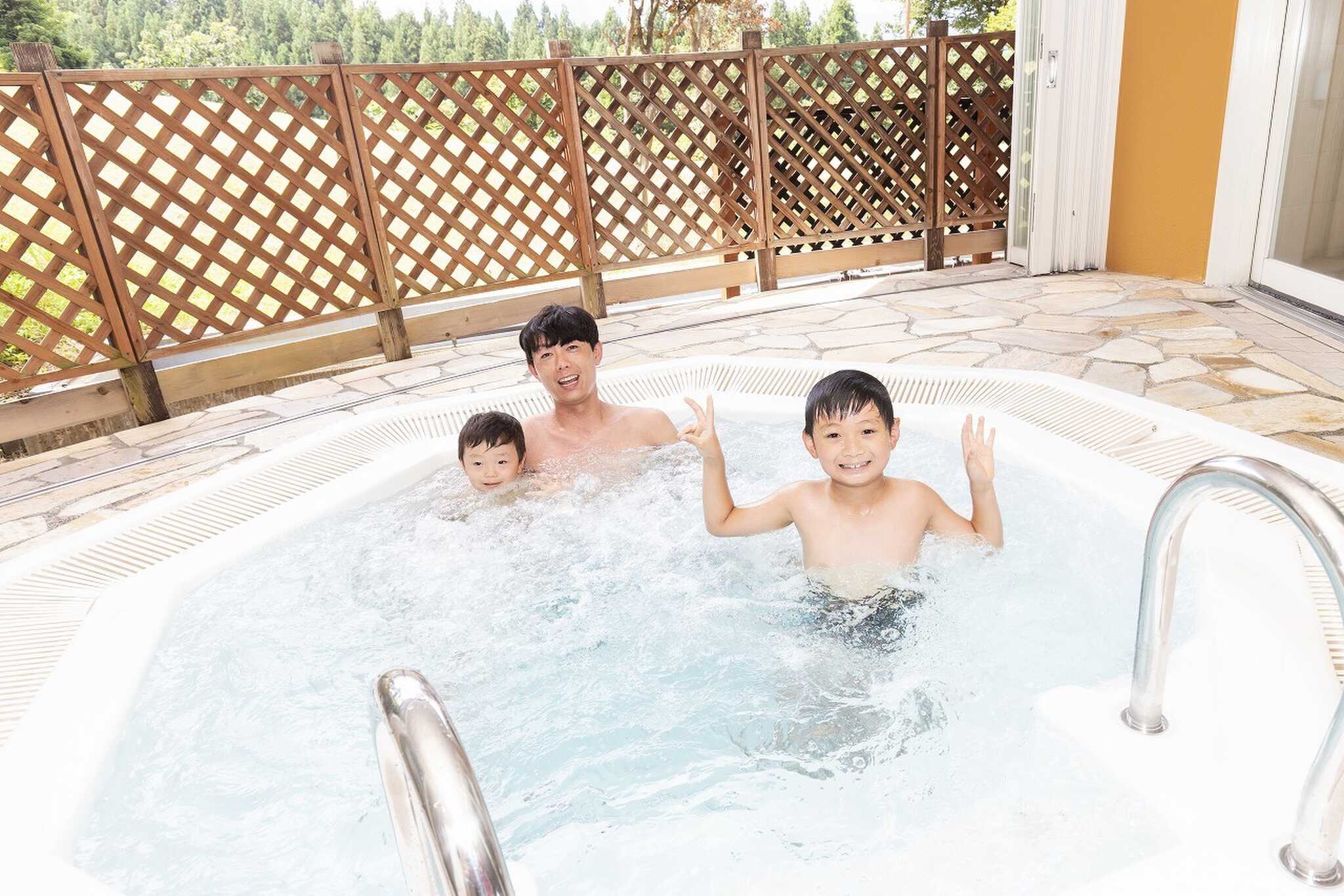 敷地内の舞子高原ホテル内にある温泉大浴場はオープンエアのジャグジー付き!キャンプサイトのお客様は割引料金で、グランピングのお客様は入り放題です!