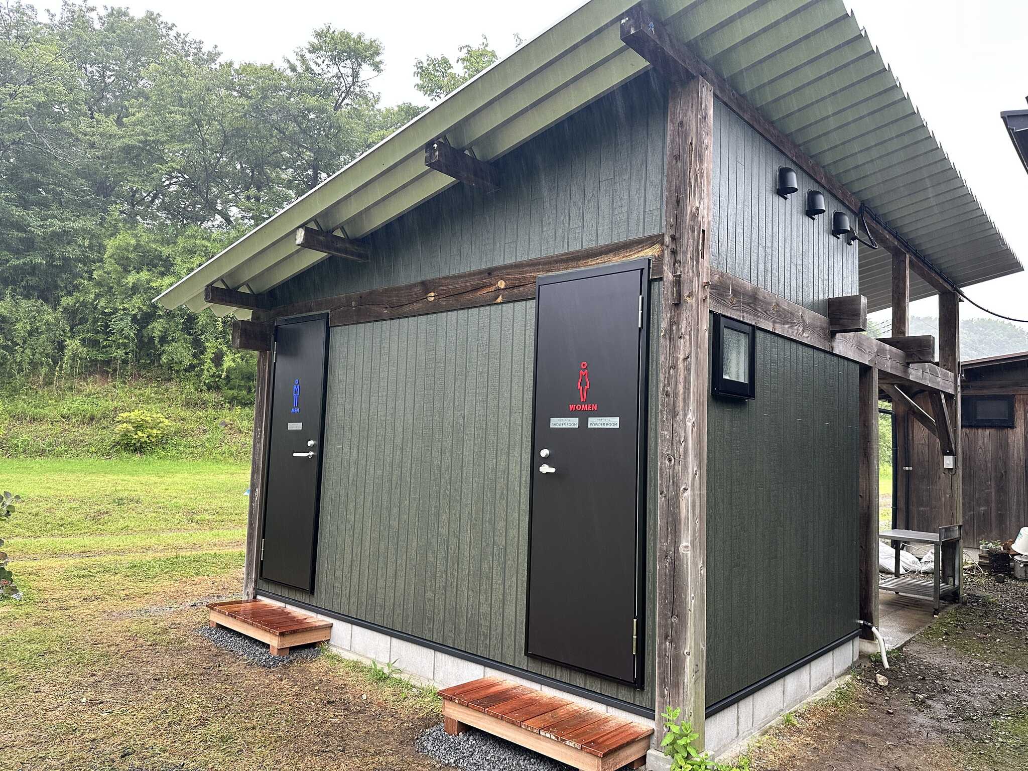 炊事棟 男女別シャワールーム、パウダールーム、お湯の出るシンク2台、水のシンク4台