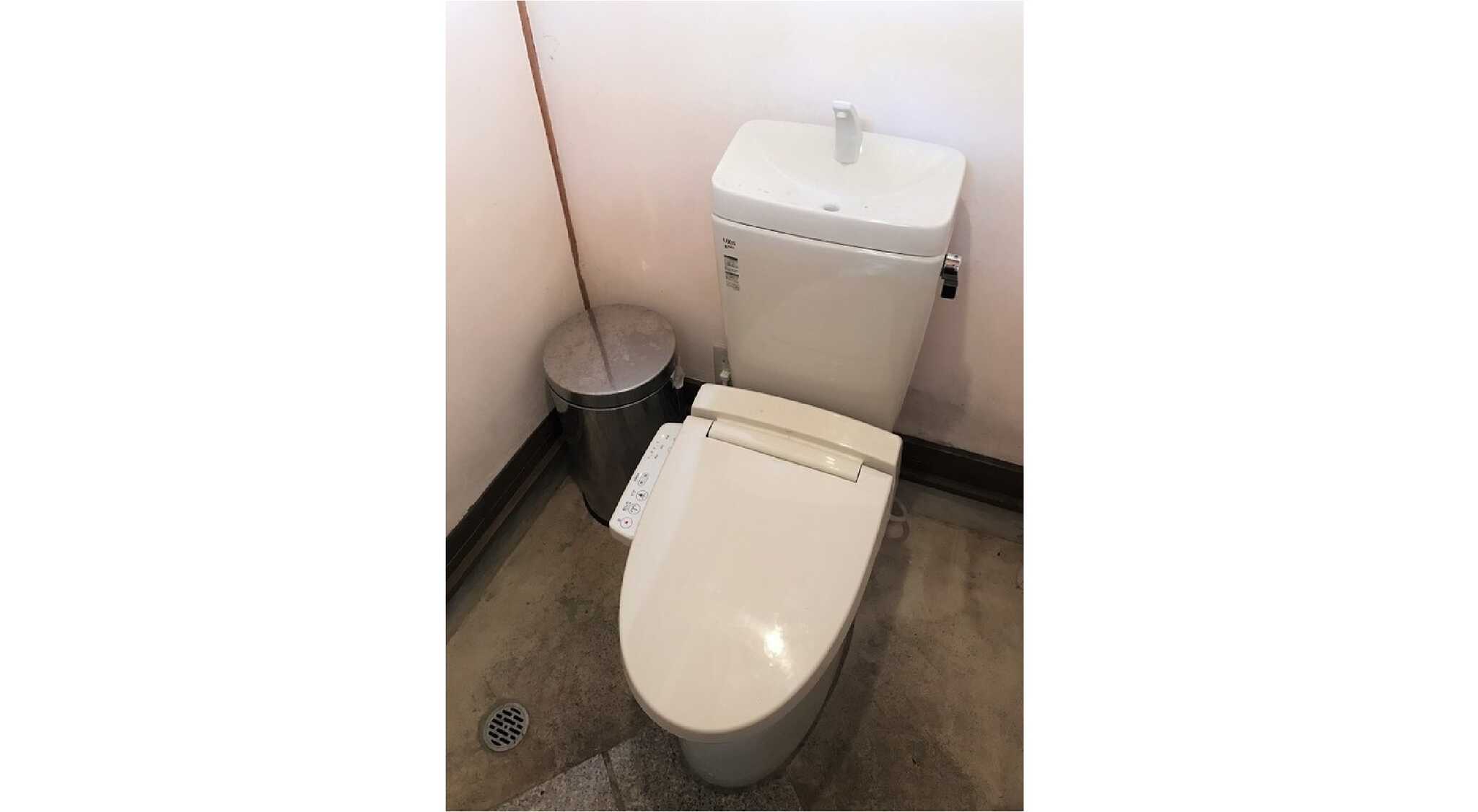 男女ともウォシュレット付き水洗トイレをご用意しています